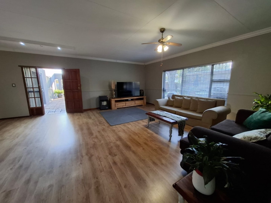 5 Bedroom Property for Sale in Langenhovenpark Free State